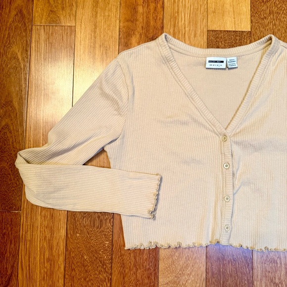 Sunday Best | Tan cropped ribbed button-up cardigan with ruffled sleeves - Picture 3 of 4